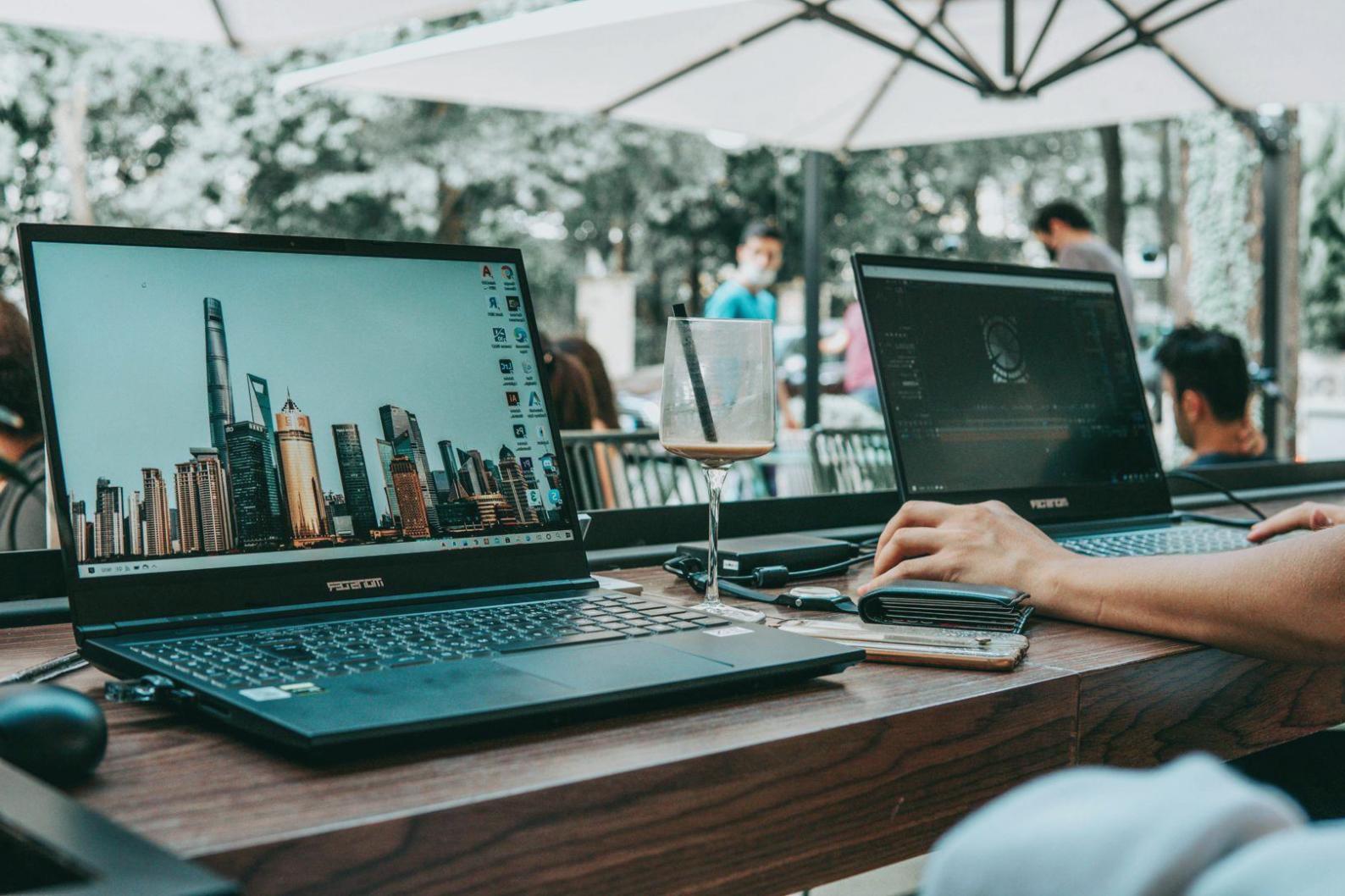 Sesión grupal de revisión de proyectos estudiantiles de coaching